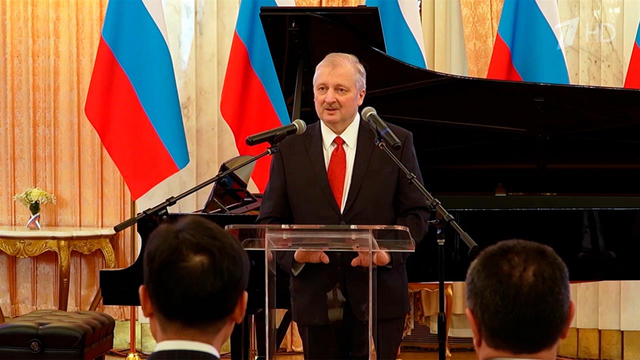 Посол РФ в США Александр Дарчиев вручил президенту Дональду Трампу верительные грамоты