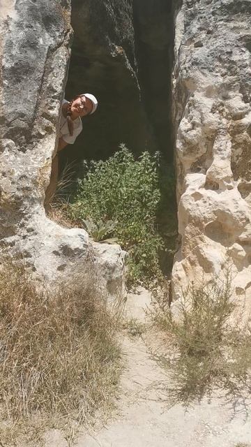 Пещерные домики в Крымских горах.