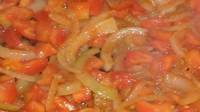 Картофель, тушенный со свининой и помидорами