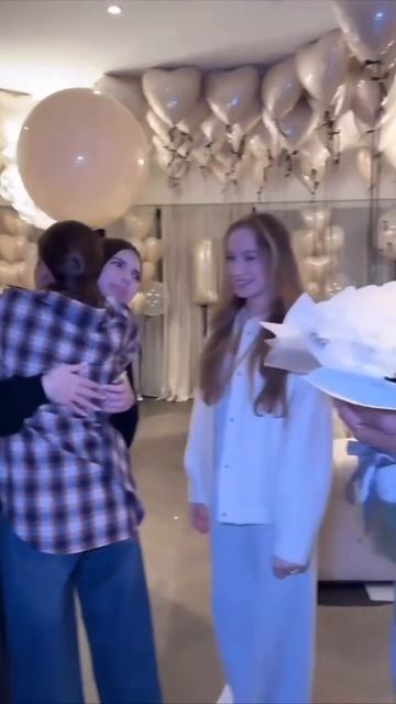 Ксю Бородина: Устроили вчера сюрпризом девчачью ночевку, для 16летия самое то)