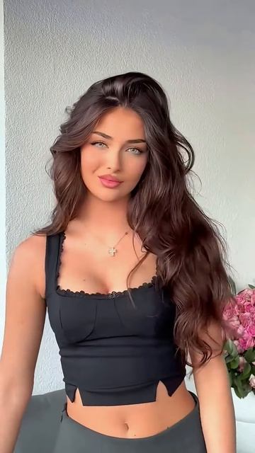 7xWVK9Ufs5I - This girl looks stunning in these outfit #shorts #style #fashion