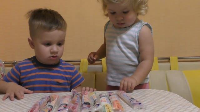 Рома и Диана ★ Делаем ФРУКТОВЫЙ ЛЕД в Морозилке How To Make popsicles in the freezer