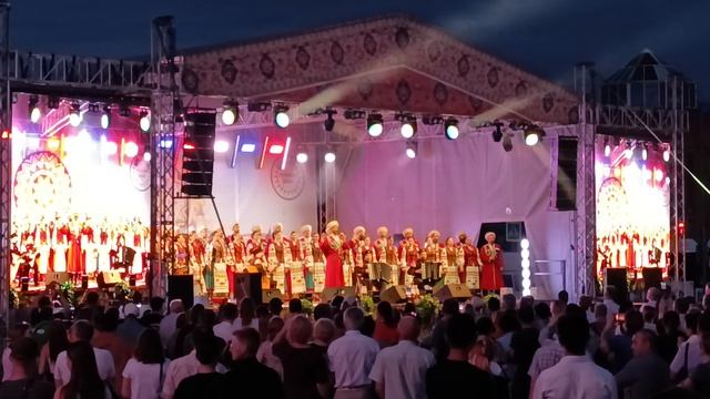 Выступление Кубанского казачьего хора на дне России в Кургане.