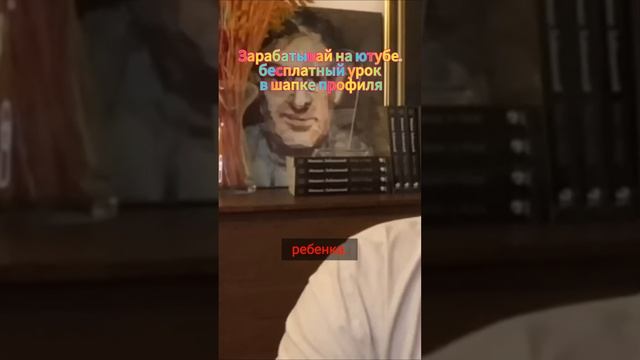 Сын поддерживает маму в трудные моменты
