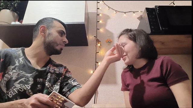 Парень делает мне макияж😂