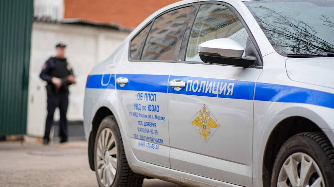Полуголый мужчина пытался силой прорваться в "Пятерочку" на юге Москвы