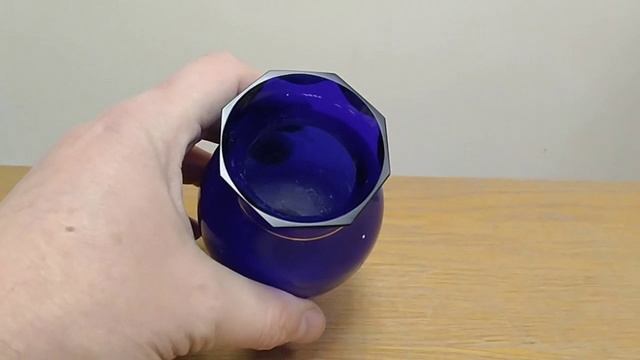 мелкая синяя вазочка