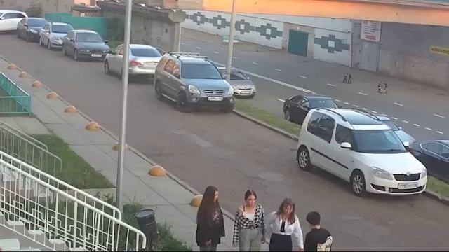 Урна ушатала двух подростков