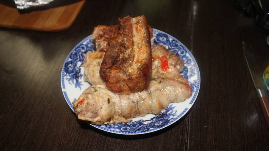 Рулет из свиной грудинки с овощами