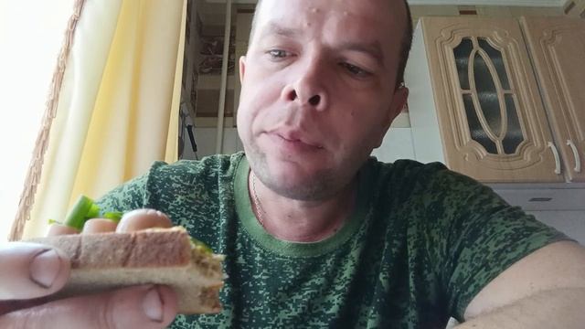 сделал бутер с сырным соусом сосиской и зеленым луком