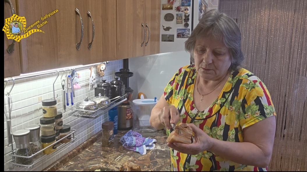 Грудинка в луковой шелухе плюс каша гречневая с мясом.