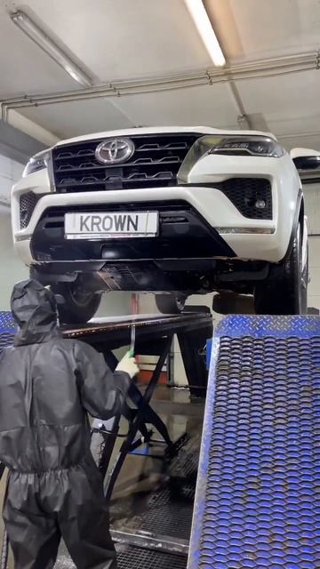 Антикоррозийная защита Toyota Fortuner в центре KROWN #shorts #krown #антикор #toyota #внедорожник