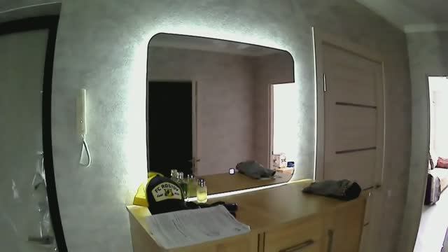 Удобно и пратично. Сенсорное зеркало в прихожей.