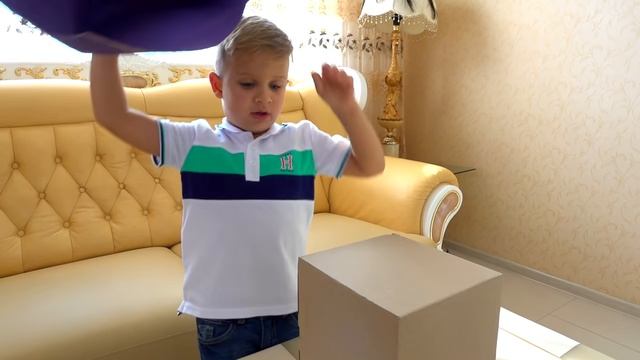 Диана и Рома Открываем ПОДАРКИ от YouBox для Дианы, Ромы, Мамы и Папы. Что там внутри？ Посылки с Сюр