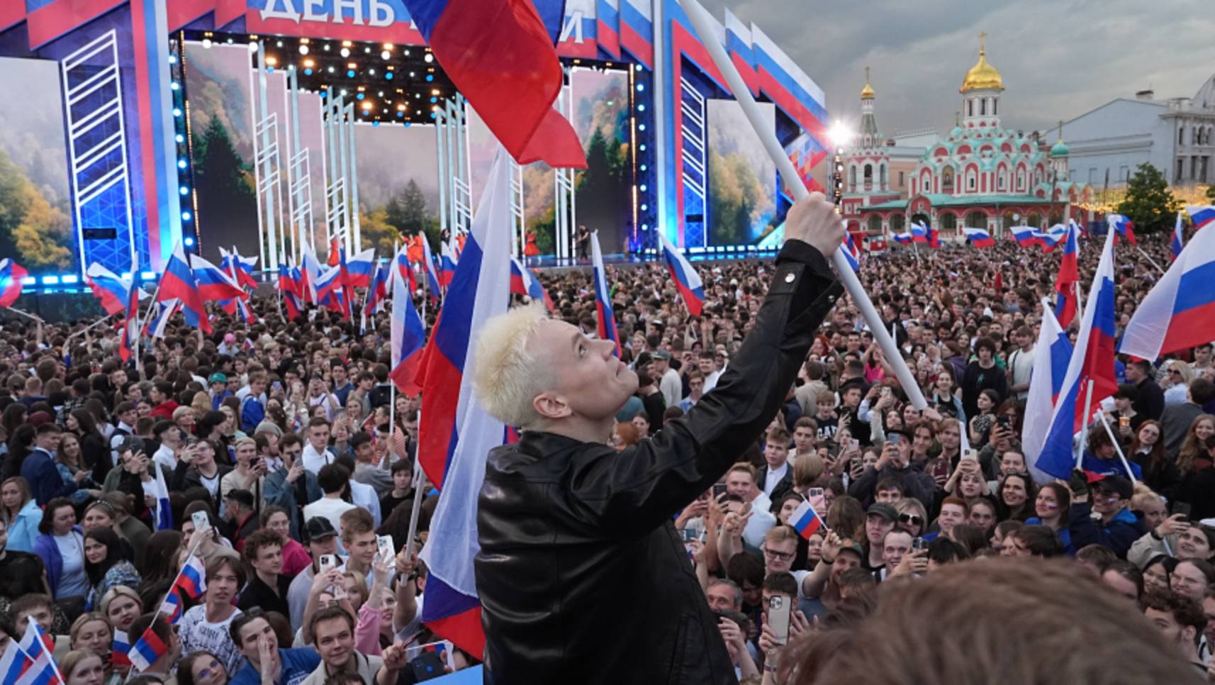 «Я хочу от тебя детей!»: SHAMAN спустился к зрителям во время концерта на Красной площади