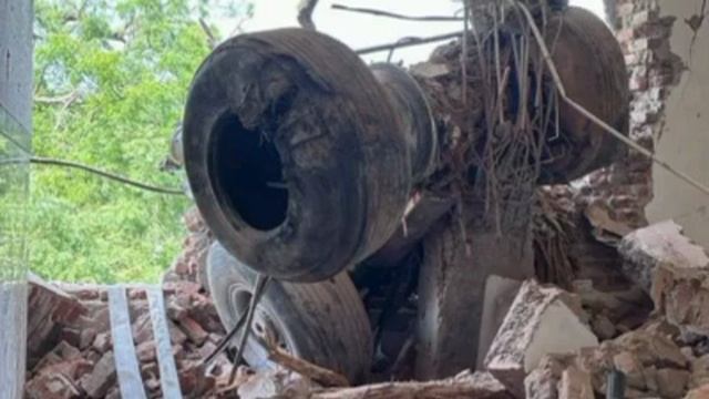 ‼️🇮🇳💥Самолет в Индии рухнул прямо на крышу общежития

▪️На фотографиях видны шасси в стене, двига