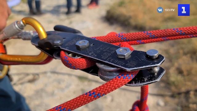 15-метровый российский флаг растянули на отвесной стене горы Ак-Кая