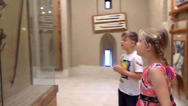 Рома и Диана Рома и Диана узнают о пчелах
