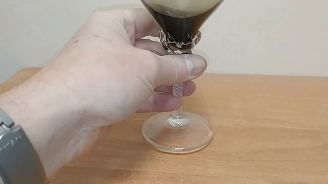 серый бокал
