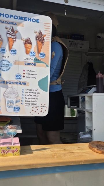 Продают мороженое 🍦 в ретро автомобиле. #ПутешествиеВСердцеЕвразии #Экспедиция2025 #HiEurasia