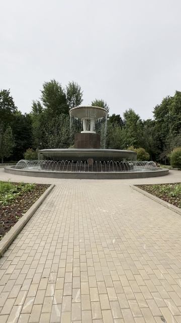 В сквере Девичьего поля в Москве