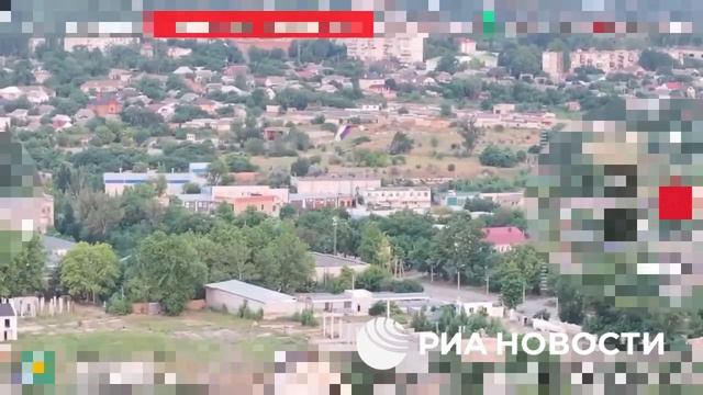 Дрон с российским флагом полетал над оккупированным противником Херсоном и установил его на одно...