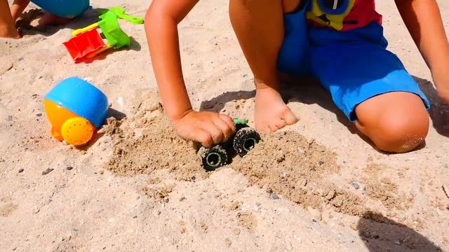 Влад Никита (Vlad Nikita) - Влад и Никита играют с игрушечными машинками Hot Wheels