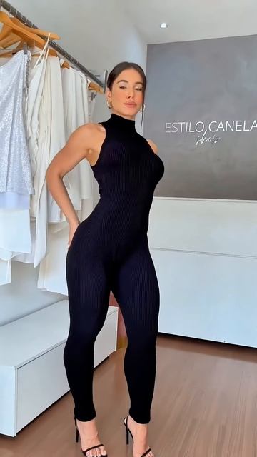 C9xCaTvNivY - This girl looks stunning in these outfits #shorts