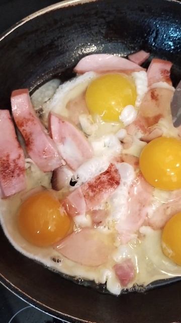 Яичница с колбаской