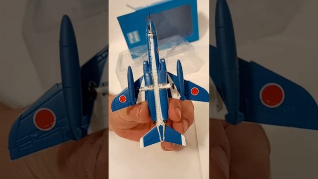 Коллекционная модель японского самолёта Kawasaki T4 в масштабе 1:100