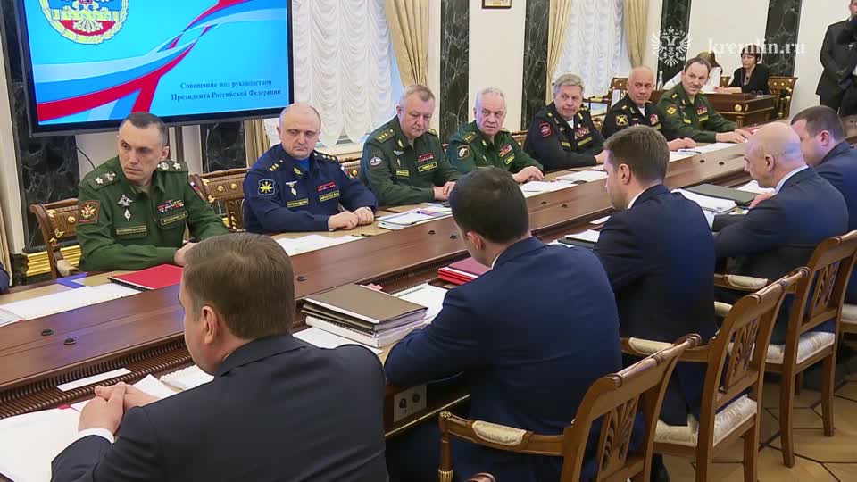 Владимир Путин продолжает серию рабочих совещаний по рассмотрению параметров проекта государствен...