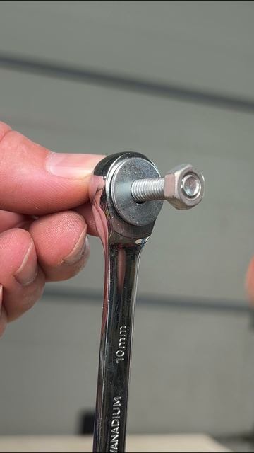 Хитрый способ закручивания крючков #diy #lifehacks #tools