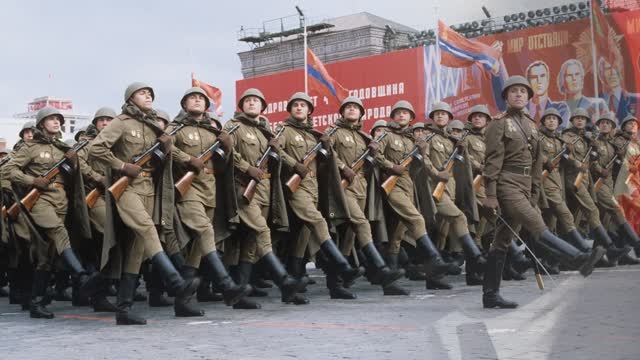 Шли солдаты на войну защишать свою страну.