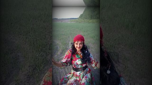 В роли цыганки.