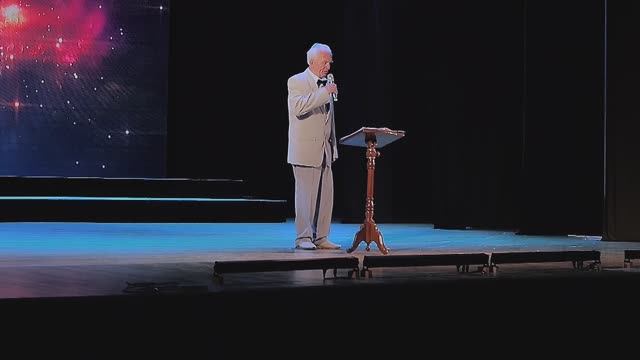 "Скоро осень, господа!". поёт Каратаев Юрий Валентинович.