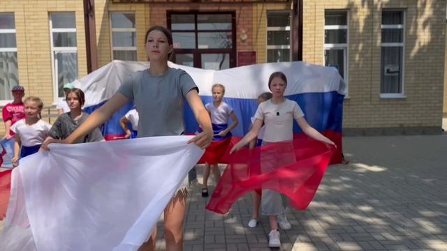 С днём России! Флэшмоб «Моя Россия» в сельском ДК.