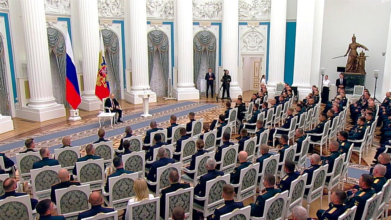 Владимир Путин встретился в Кремле с участниками образовательной программы "Время героев"