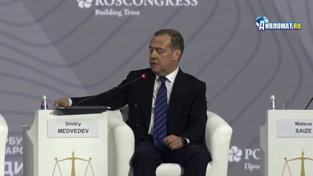 "Референдум, Конституция, точка!": Медведев жёстко обозначил позицию России