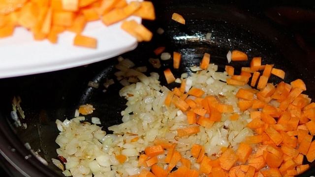 Картофель, тушенный с мясом в мультиварке