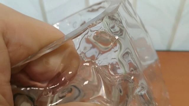 прозрачная ваза с обрезами