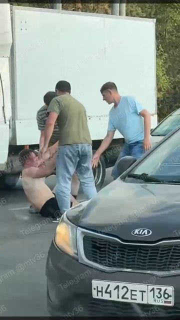 ДРАЛИСЬ КАК НЕНОРМАЛЬНЫЕ: вчера у остановки «45-й Стрелковой Дивизии» мужчины учинили разборки.