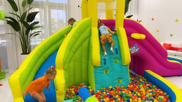 Влад и Ники - Крис и Приключение с гигантским автоматом с конфетами для детей