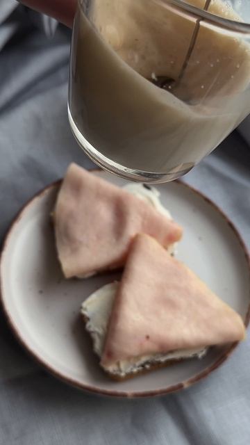 Тост с творожным сыром и индейкой