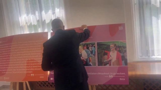 Польский депутат Европарламента разнес выставку движения ЛГБТ