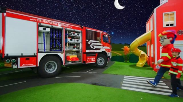 Дети играют с горками и пожарными машинами