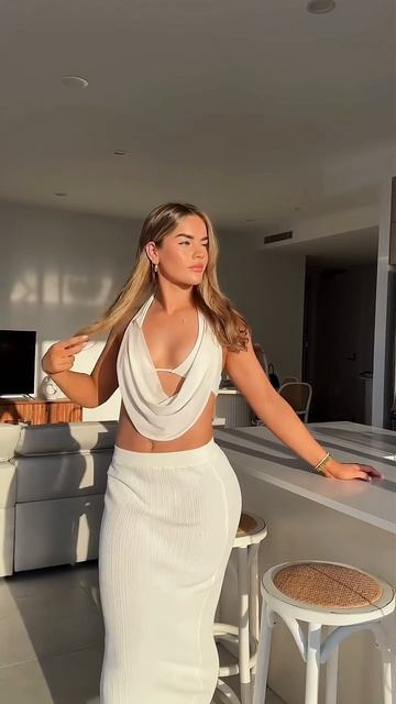CDZt2UwW8-w - Trendy white long tight dress and backless top summer outfit #fashion  #style #outfit