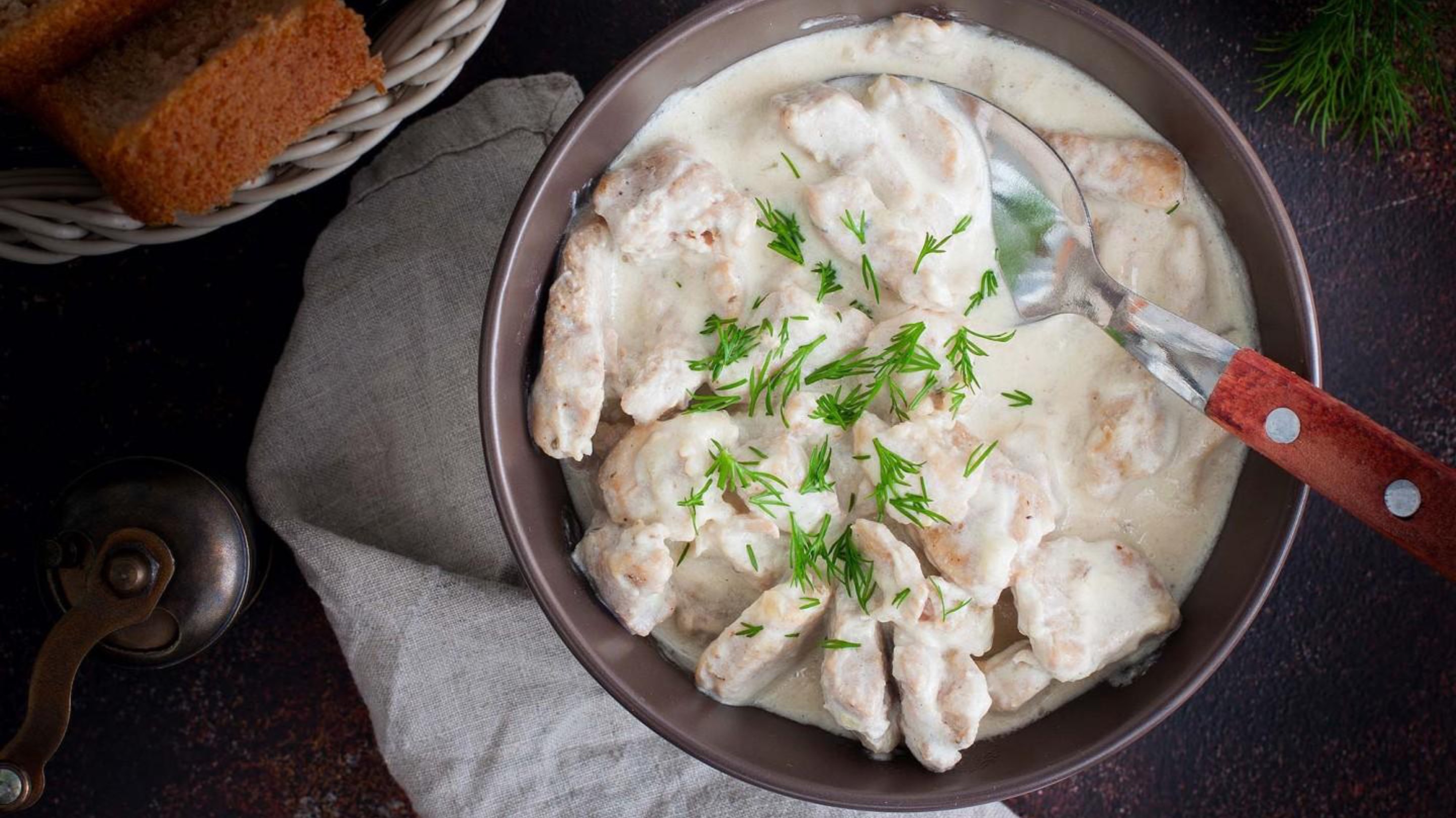🍖 Свинина в сметане — Нежная и ароматная классика русской кухни!