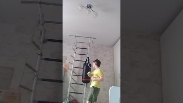 Показываю вам удары ногами руками блоки и стойки.