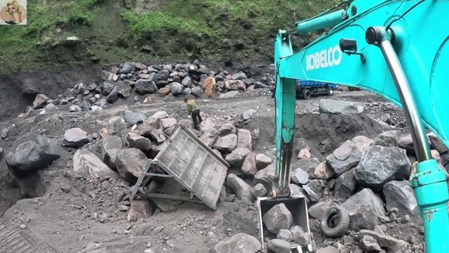 Строительство, экскаватор копает чёрный песок
