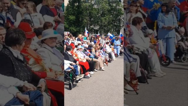 С праздником! Поздравляю с Днём России.